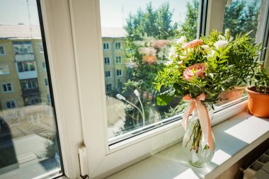 güzel bir windowsil üzerinde Vazoda Çiçekler buket
