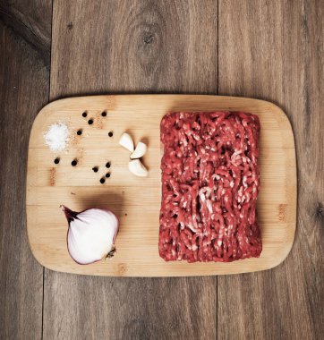 Ahşap tahta üzerinde çiğ kıyma