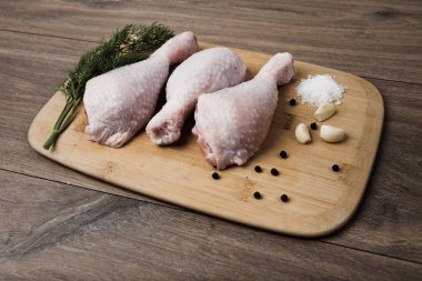 gemide çiğ tavuk budu