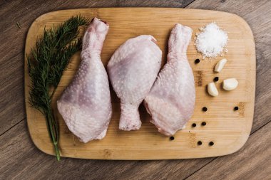 gemide çiğ tavuk budu