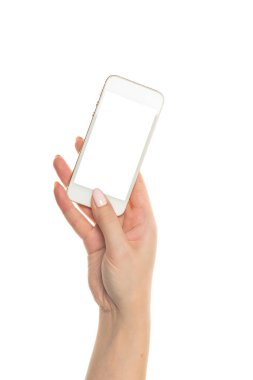 İzole kadın el beyaz dağ eteğindeki taş yığını ile bir telefon tutarak