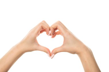 Beyaz arka plan üzerinde izole kalp şeklinde eller