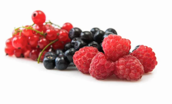 Mischung Aus Verschiedenen Beeren Isoliert Auf Weiß — Stockfoto