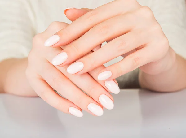 Hermosa Mano Femenina Con Diseño Uñas Beige — Foto de Stock