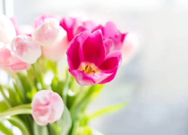 花瓶里一束粉红色的郁金香 软选择焦点 — 图库照片
