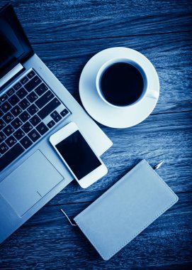 Ofis büro dizüstü bilgisayar, planlayıcısı, hareket eden smartphone ve kahve fincanı
