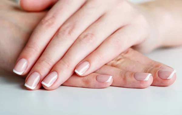 Francés Manicura Mano Blanco — Foto de Stock