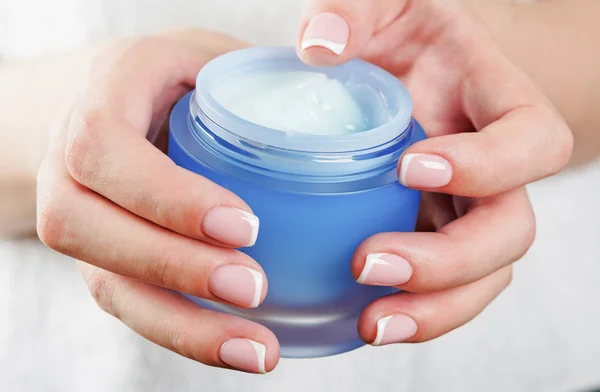 Belle Mani Donna Con Crema — Foto Stock