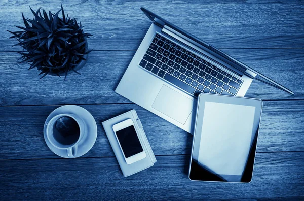 Escritorio Oficina Con Computadora Portátil Tableta Planificador Pluma Teléfono Inteligente — Foto de Stock