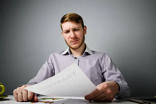 Business Man Läsa Avtal — Stockfoto