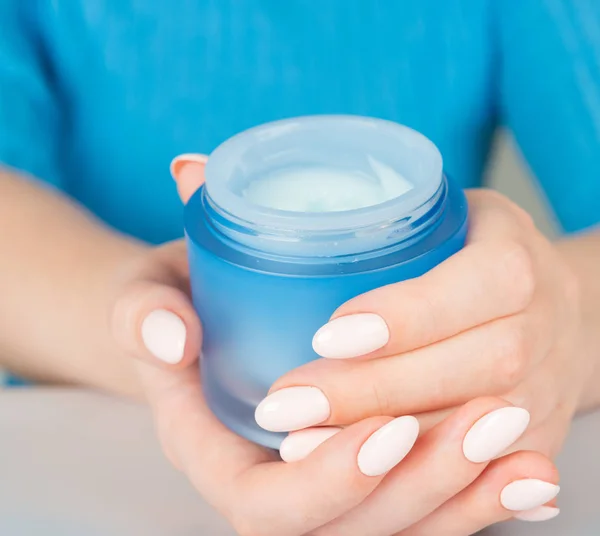 Belle Mani Donna Con Crema — Foto Stock