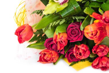 Beyaz arka planda farklı çiçeklerden oluşan bir buket.