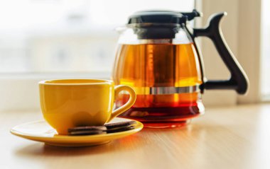 çay ve kurabiye masada