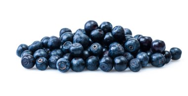 Beyaz arka planda izole edilmiş taze yaban mersini grubu