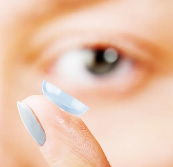 Nahaufnahme Des Einsetzens Einer Kontaktlinse Das Weibliche Auge — Stockfoto