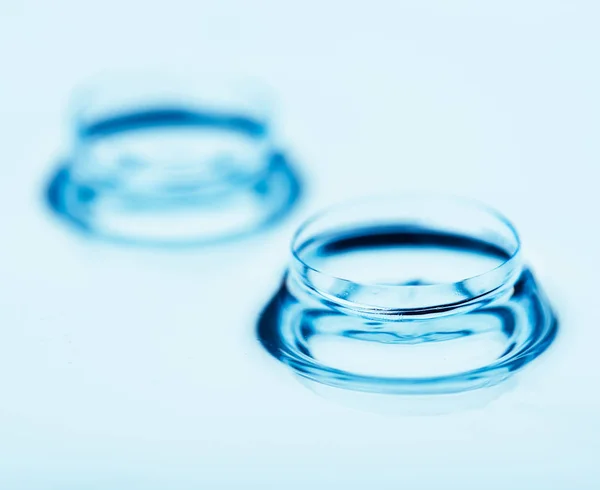 Två Kontaktlinser Med Reflektioner — Stockfoto