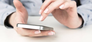 Mobil akıllı telefon kullanan kadın