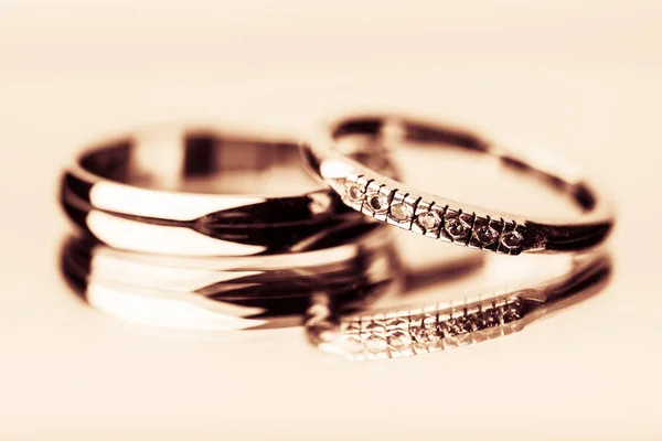 两个金色结婚戒指近在咫尺 — 图库照片