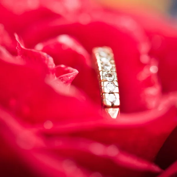 Gold Engagement Ring Beautiful Flower — Stock Photo, Image