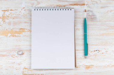 boş defter kalem üzerinde beyaz ahşap masa, iş kavramı ile