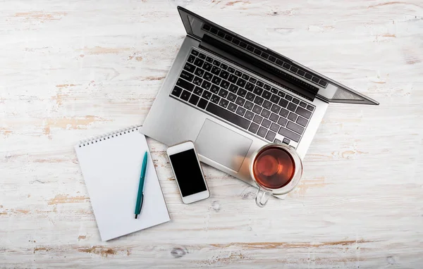 Schreibtisch Mit Laptop Planer Handy Und Tasse Tee — Stockfoto
