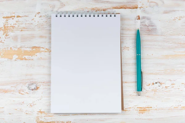 空白笔记本笔在白色木桌上 商业理念 — 图库照片