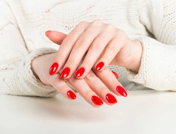 Las Manos Una Joven Con Manicura Color Rojo Oscuro — Foto de Stock