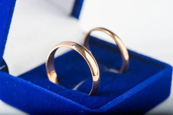 Anillos Boda Oro Joyero Azul —  Fotos de Stock