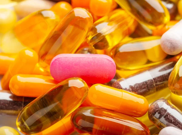 医薬品のカラフルな錠剤とカプセル薬 — ストック写真