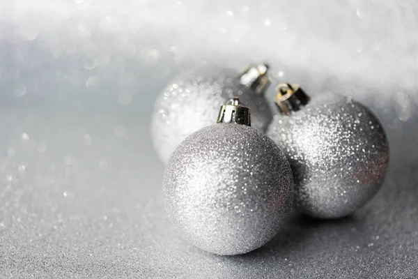 银色圣诞节球在闪闪发光的背景与白色拷贝空间 — 图库照片