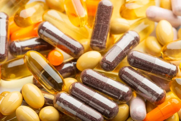 医薬品のカラフルな錠剤とカプセル薬 — ストック写真