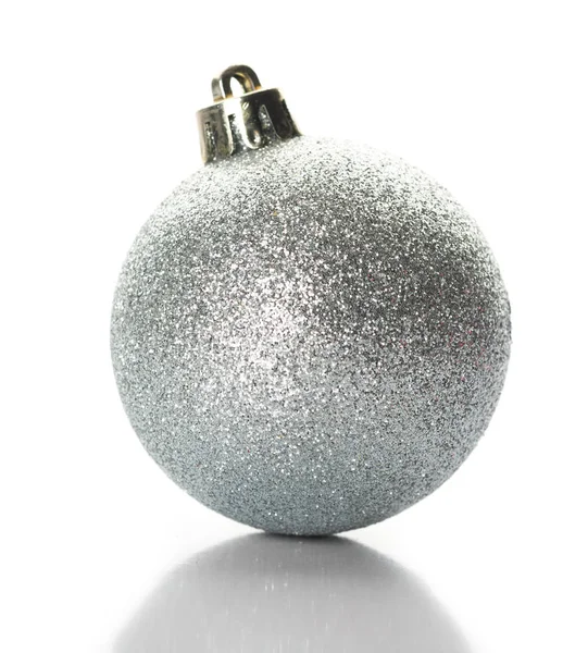 Ασημένια Χριστουγεννιάτικη Μπάλα Απομονωμένη Λευκό Φόντο — Φωτογραφία Αρχείου