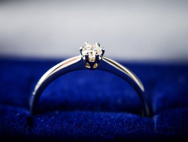 Mavi mücevher kutusu, closeup zarif elmas yüzük 