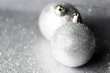 Gümüş Noel topları glitter arka planda, portre 