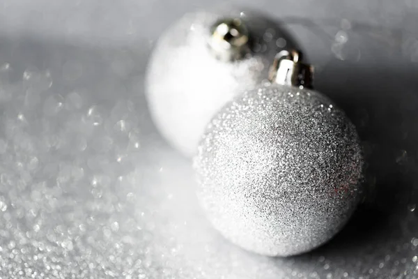 银色圣诞球在闪闪发光的背景 特写镜头 — 图库照片