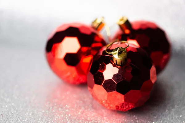 Röda Julgranskulor Glitter Bakgrund Närbild — Stockfoto