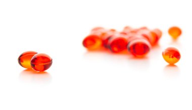 Beyaz bir yüzey, portre görünümünde kırmızı hapları