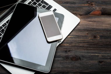 Klavye ile telefon ve tablet Pc ahşap Resepsiyon arka plan üzerinde