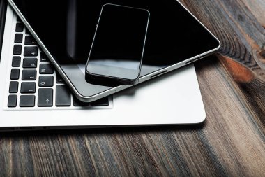 Klavye ile telefon ve tablet Pc ahşap Resepsiyon arka plan üzerinde