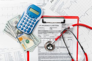 Sağlık masrafları. Steteskop ve sağlık giderleri veya sağlık sigortası için hesap makinesi sembolü