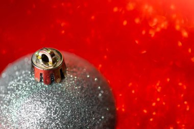 Gümüş Noel topları glitter arka planda, portre 