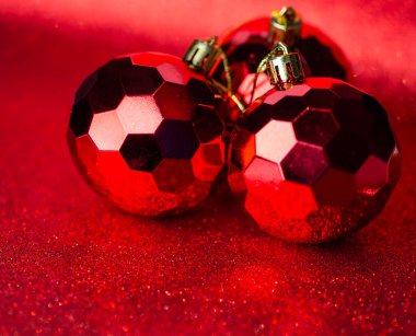 Kırmızı Noel topları glitter arka planda, portre
