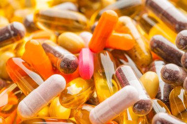 İlaç renkli hapları ve tıbbi kapsül, closeup görünümü 