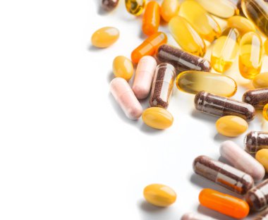 Çok renkli hap ve kapsül beyaz yüzeyde izole