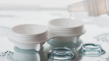 Kontakt lens çözüm ve tablo, portre görünümünde davasında şişesiyle