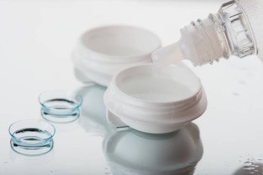 Kontakt lens çözüm ve tablo, portre görünümünde davasında şişesiyle