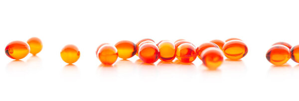 Красные таблетки на белой поверхности, вид крупным планом
