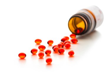 Kırmızı kapsül ve pill şişe, göl kenarında beyaz arka plan üzerinde