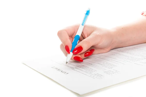 Affärskvinnas Hand Med Penna Underteckna Ett Kontrakt Som Isolerad Vit — Stockfoto