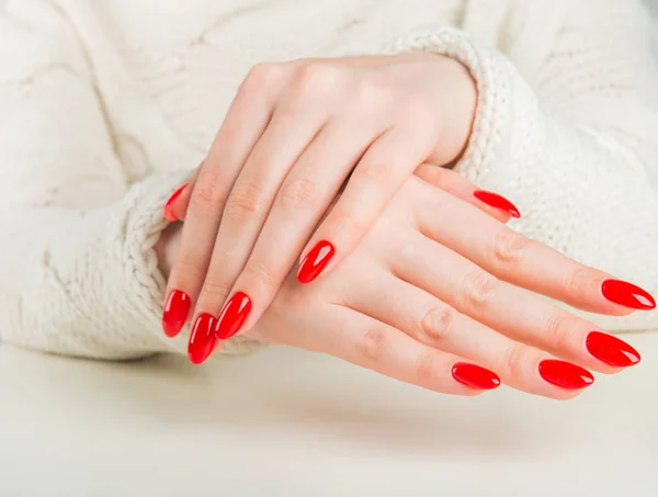 一个红色修指甲的年轻女子的手 — 图库照片